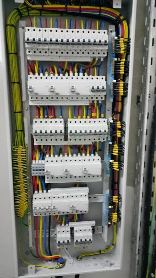 استبدال لوحة كهربائية